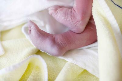 两个月宝宝吃母乳恶心干呕怎么回事 宝宝正确的喂奶姿势
