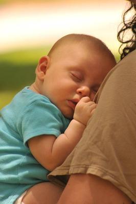 宝宝要含着奶头睡觉怎么办 宝宝趴着睡觉好吗