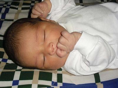 两个月宝宝一天睡几个小时正常 宝宝睡觉哭闹怎么办