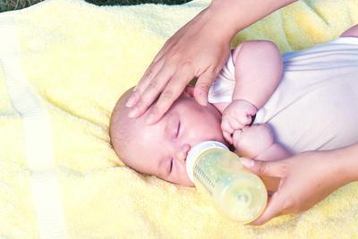 两月宝宝吐奶怎么处理 宝宝吐奶的预防方法
