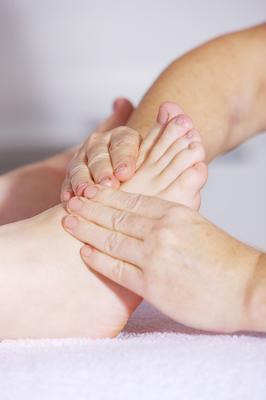 脚踝滑膜炎可以泡脚吗 脚踝滑膜炎的病因