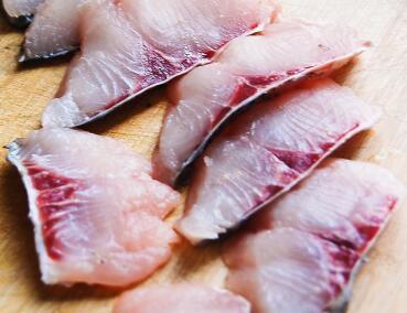 吃生鱼片可能会引起肝硬化