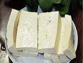 乳白色或淡黄色才属优质豆腐