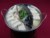 鱼头炖豆腐冬季食用保健好冬