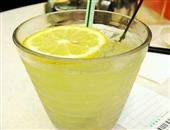 柠檬水的神奇功效：美白祛斑防结石