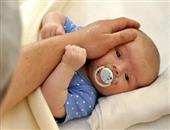 婴儿吐奶瓣和水怎么办 婴儿吐奶瓣和水的注意事项