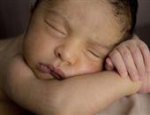 婴儿睡觉总使劲还放屁 婴儿睡觉不老实的原因