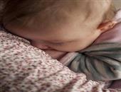 宝宝要含着奶头睡觉怎么办 宝宝趴着睡觉好吗