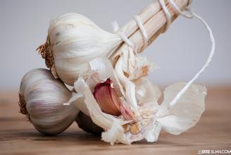 大蒜生吃好吗？夏天吃蒜的3大好处