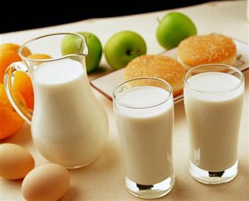 警惕喝牛奶三大误区 当心牛奶变毒药