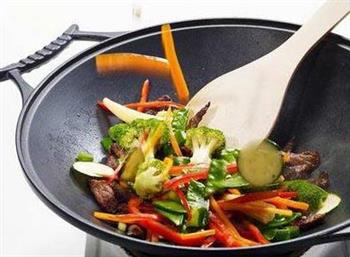 炒菜放盐需要把握最佳时机