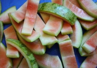 夏季是吃西瓜最佳季节 西瓜皮有何养生功效