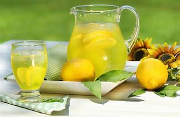 饮食配：柠檬+红茶抗菌解火