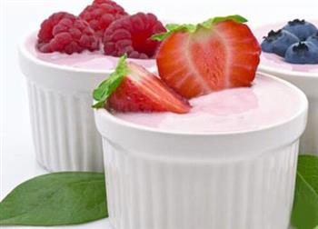 夏季应多吃草莓桃子西瓜等水果补水
