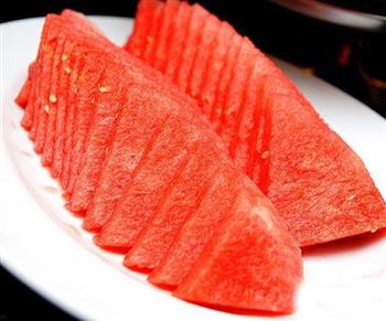 夏季酷热难当：10类人不宜吃西瓜