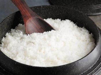 泡米饭需谨慎食用 伤胃且易消化不良