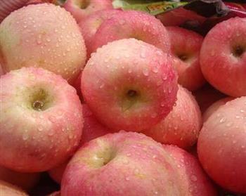 惊！吃苹果不削皮容易招惹白血病！
