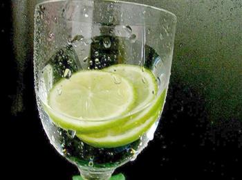 柠檬水的功效与作用_柠檬水的营养价值_柠檬水的食用方法