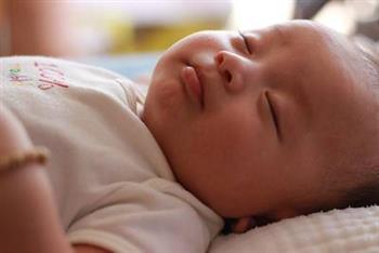 新生儿睡眠没有质量 新生儿睡眠不踏实