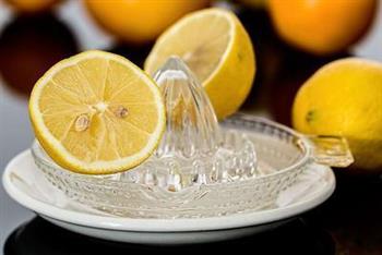 柠檬蜂蜜祛斑面膜怎么做 柠檬蜂蜜祛斑面膜消除面部斑点
