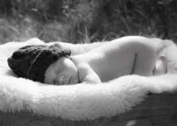 宝宝晚上睡觉爱出汗是怎么回事啊 生理性和病理性要区分清楚