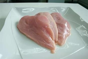 一斤鸡胸肉多少卡路里_健身人士吃什么补充蛋白质_吃鸡肉的注意事项
