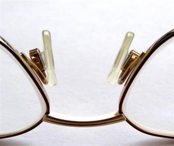散光眼镜戴上晕 散光患者如何佩戴眼镜