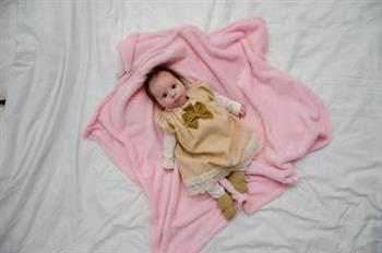 三个月的宝宝吐奶是怎么回事 宝宝吐奶的预防