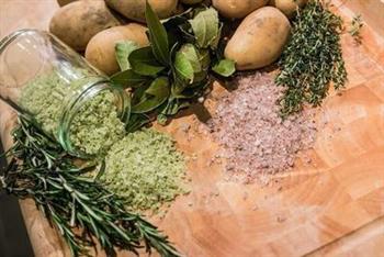 婴儿吃盐早有什么影响 宝宝什么时候可以吃盐