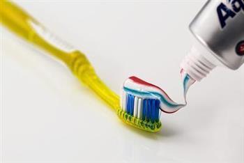 用牙膏洗脸皮肤滑滑的 牙膏洗脸有什么作用