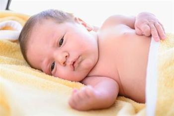 新生儿一天大便几次正常 纯母乳喂养婴儿的大便次数