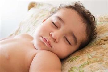 小孩一睡觉就出汗的原因 出汗很多需要补充什么