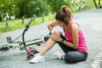 膝关节胫骨平台骨折的症状有哪些 膝关节胫骨平台骨折的病因有哪些