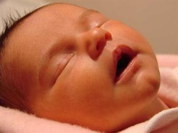 宝宝吐奶块像豆腐花是什么回事 如何预防宝宝吐奶