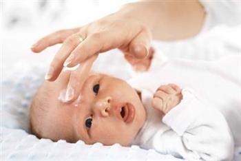宝宝身上长癣怎么办 引起婴儿奶廯的病因