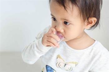 小孩咳嗽嗓子疼吃什么好的快 小孩咳嗽嗓子疼的原因是什么
