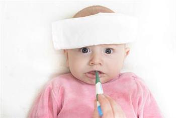 小孩发烧可以用白酒擦身体吗 宝宝发烧正确的降温方法