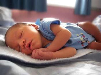 宝宝睡觉有痰呼噜呼噜的怎么办 宝宝喉咙里有呼噜声是什么原因