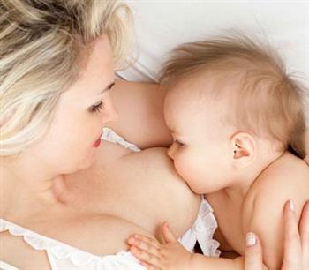 为什么三个月宝宝吃奶乱动 如何让宝宝安静下来