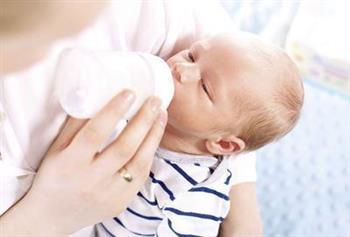 新生儿牛奶蛋白过敏症状 新生儿牛奶过敏怎么办