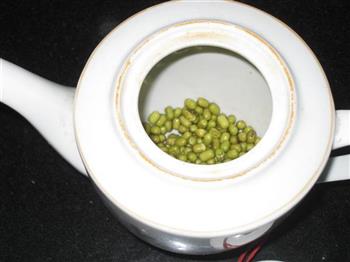 我用茶壶发绿豆芽的做法步骤2