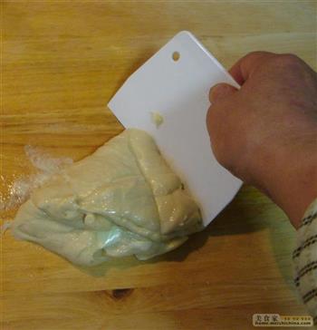 意大利蘑菇海鲜披萨角的做法步骤5