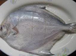 清蒸鲳鱼的做法步骤2
