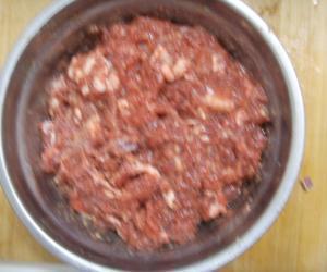 葱香牛肉锅贴的做法步骤2