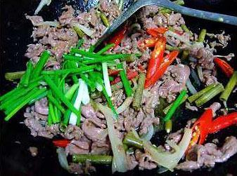 酸泡菜炒牛肉的做法步骤6