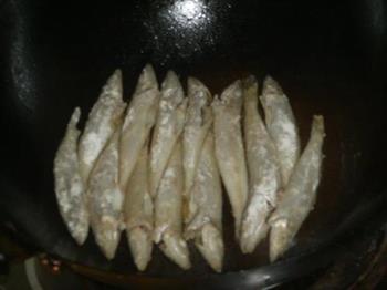 椒盐沙丁鱼的做法步骤3