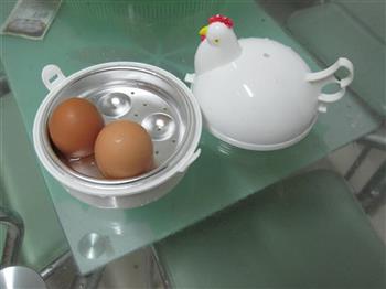 微波版白水煮鸡蛋的做法图解1