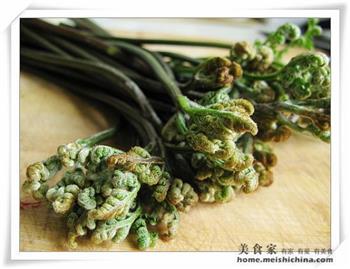 风干肉炒蕨菜的做法图解1