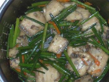 韭菜花素炒白带鱼的做法步骤7