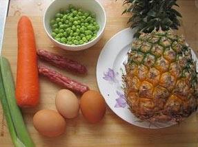 菠萝炒饭的做法图解1